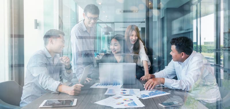 专业的企业会议，多元文化团队讨论公司愿景与使命，充满信任和创新的氛围。